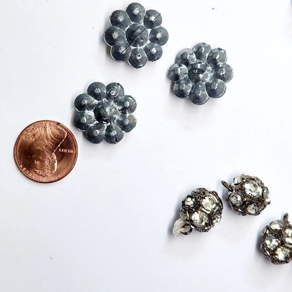 Thirty-Nine Assorted Antique And Vintage Rhinestone Buttons - Picture 10 of 16